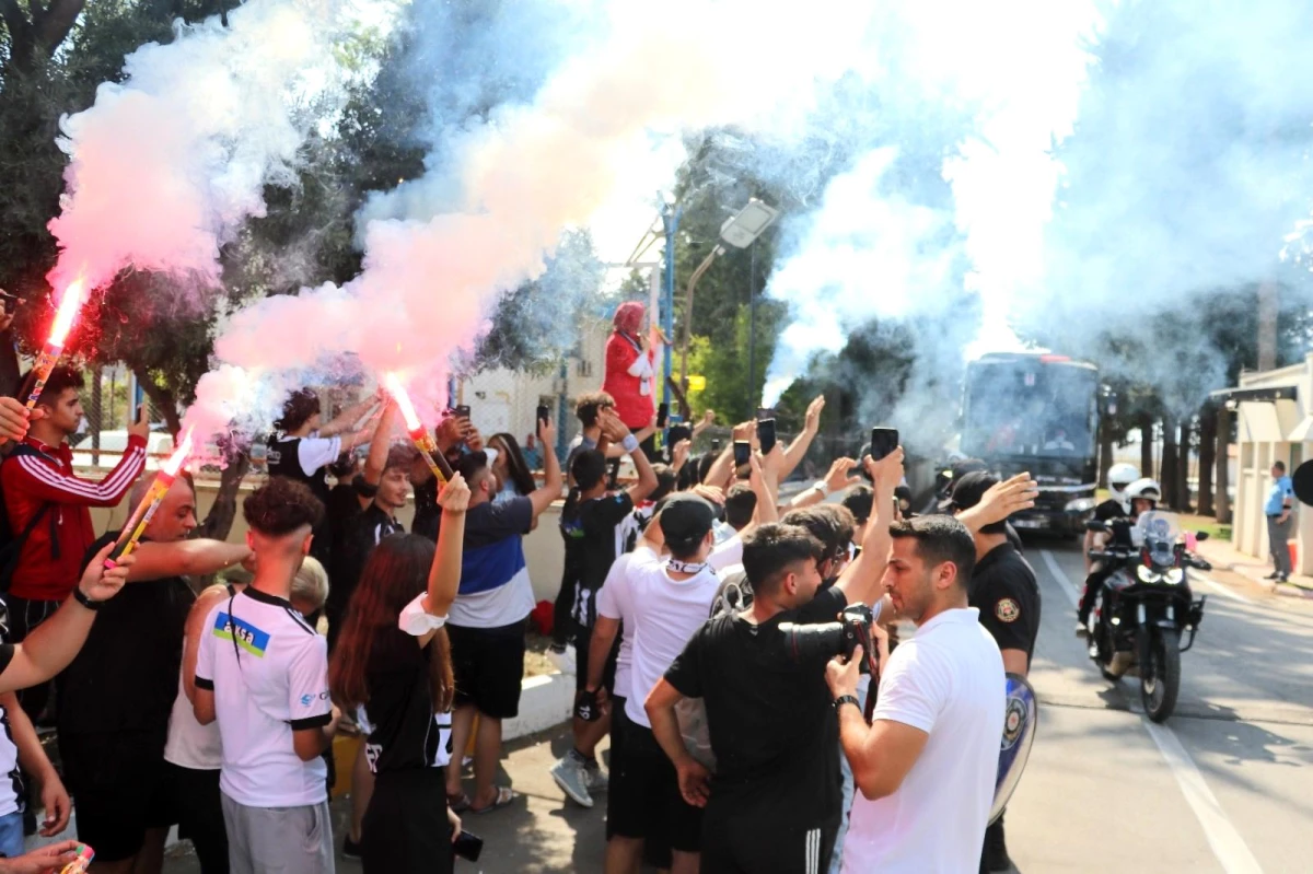 Beşiktaş\'a Adana\'da yoğun güvenlikli, coşkulu karşılama