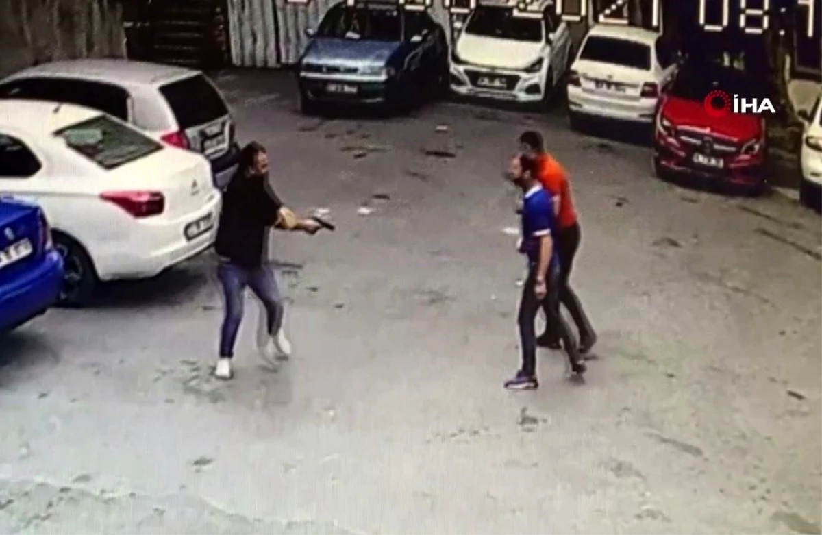 Son dakika haberleri! Beyoğlu\'nda bir kişinin kalbinden vurularak öldüğü silahlı kavganın yeni görüntüleri ortaya çıktı