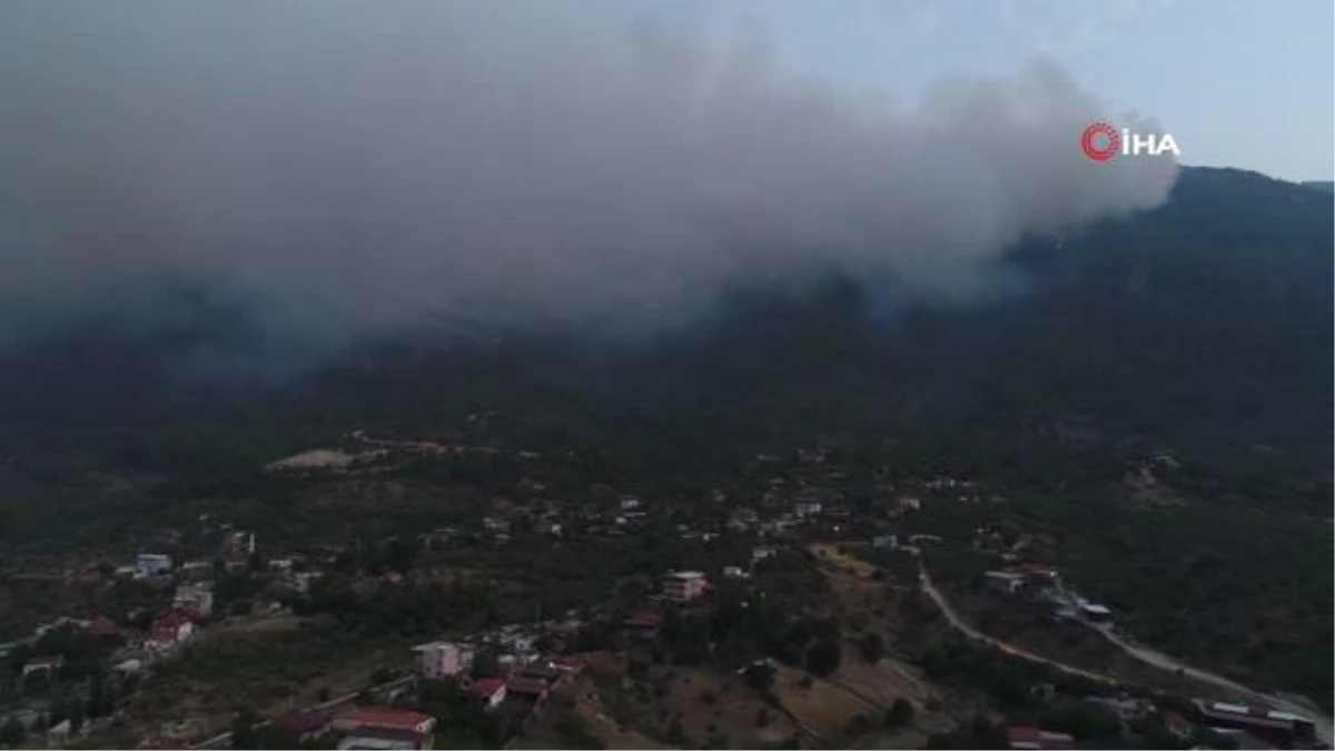 Akçaova\'da yangın hızla ilerliyor, yerleşim yerleri tahliye ediliyor