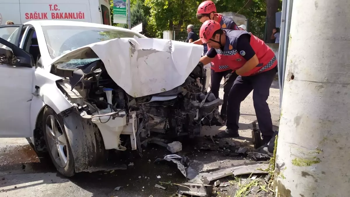 Direksiyon başında fenalaşınca 4 araç ve direğe çarparak durabildi