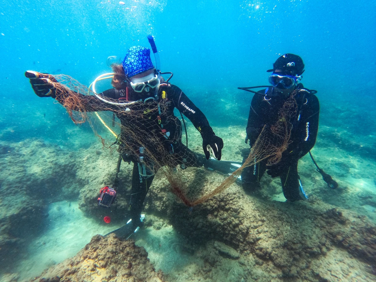 Doğu Akdeniz\'de dalış yapan gönüllüler, su altını hayalet ağlar ve çeşitli atıklardan arındırıyor