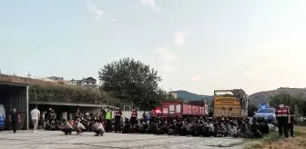Erdek'te iki kamyonda 180 mülteci yakalandı