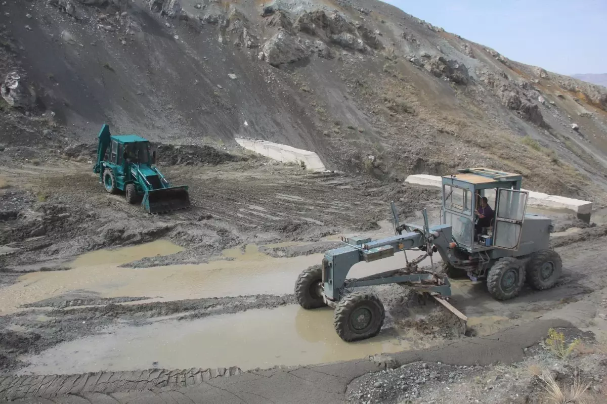 Erzincan\'da sel sonrası kapanan köy yolu ulaşıma açılıyor