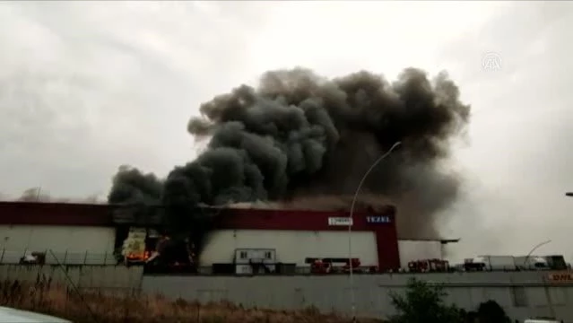 Esenyurt'ta bir lojistik firmasında yangın çıktı! İtfaiye ekiplerinin müdahalesi sürüyor