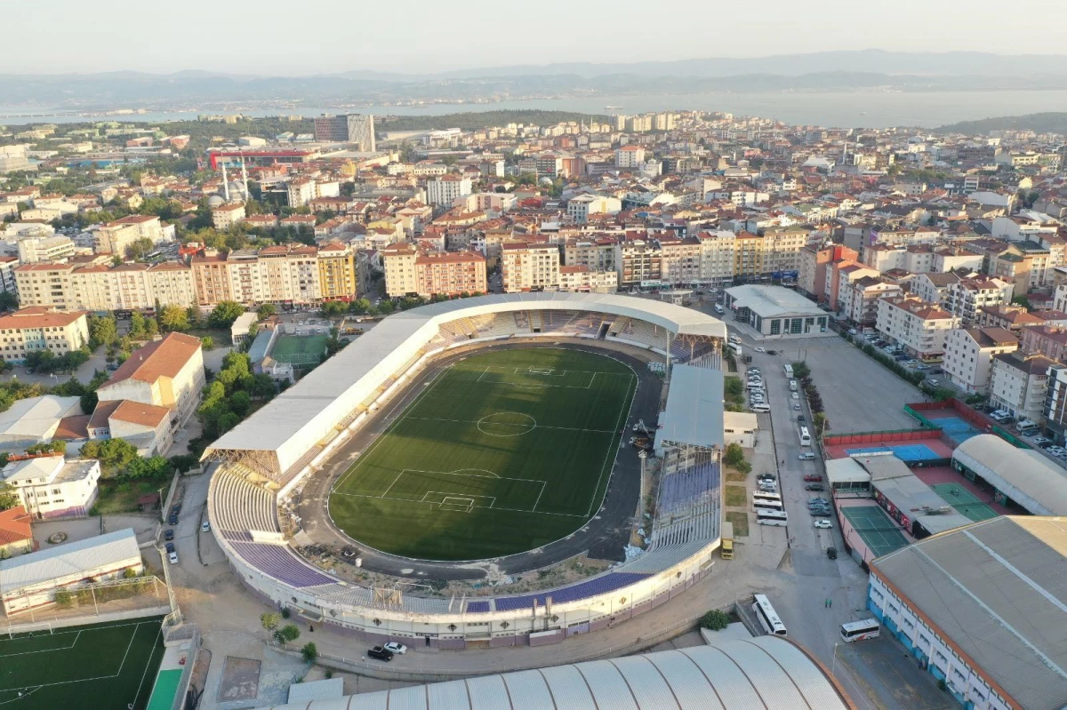 Gebze Stadı\'nın çim halı zemini serildi