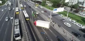 Havadan fotoğraflarla // Bakırköy'de kamyon metrobüs bariyerlerine çarptı -2