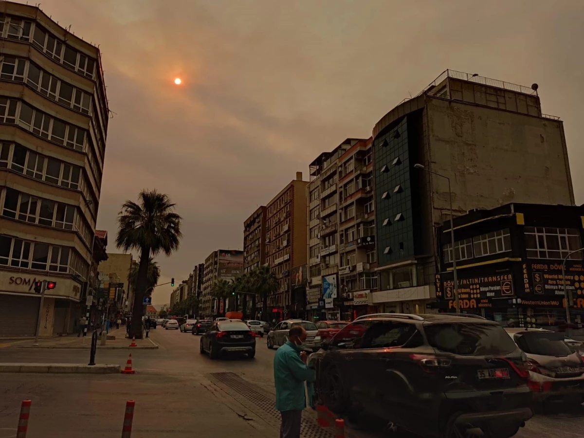 İzmir, sarı bir sabaha uyandı