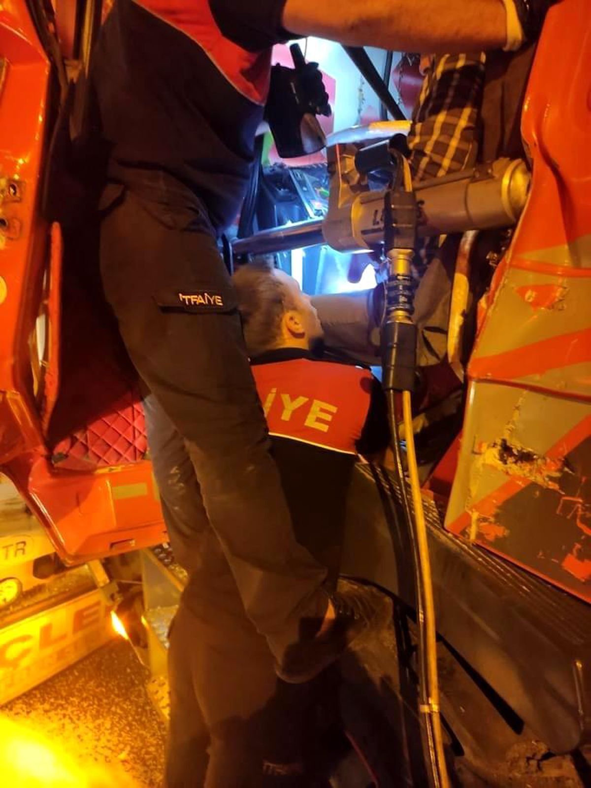 Kamyon, önünde seyir halindeki araca çarptı; 1 yaralı