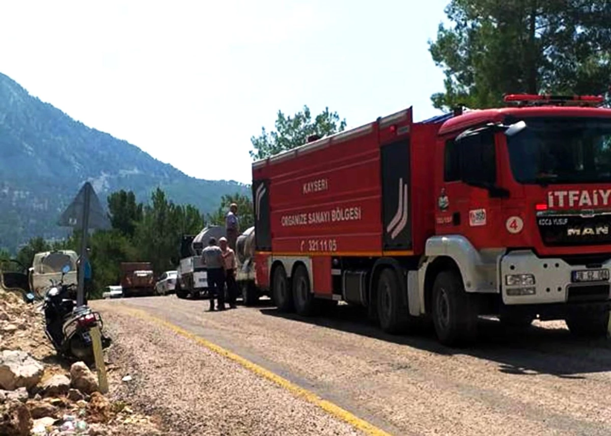 Kayseri OSB\'nin 24 ton kapasiteli itfaiye aracı yangın bölgesinde
