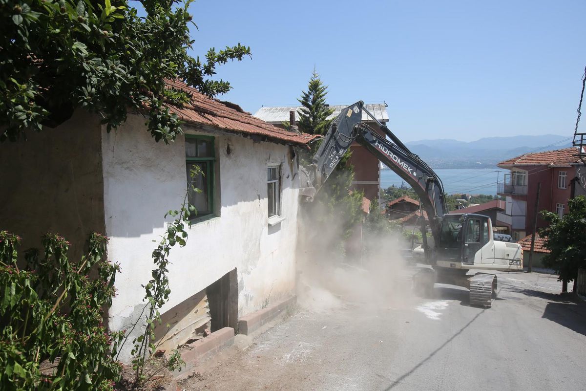 Kocaeli\'de Marmara Depremi\'nde hasar gören binaların yıkımı devam ediyor