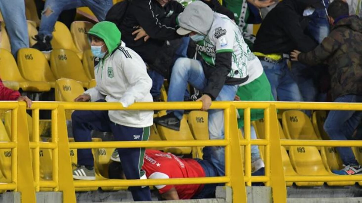 Kolombiya\'da oynanan maçta kan donduran görüntüler! Rakip takım taraftarının kafasını ezmeye çalıştılar
