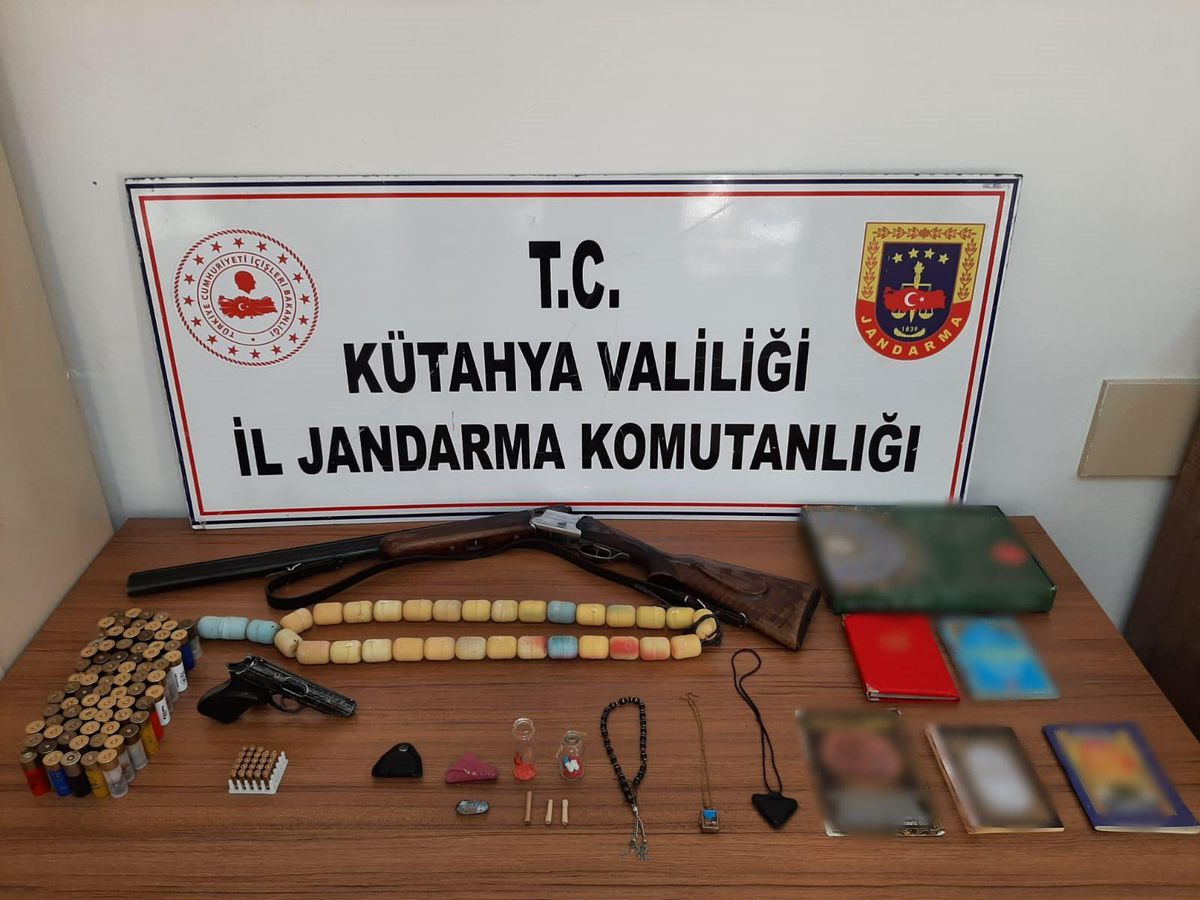 Kütahya\'da "muska yazma" bahanesiyle dolandırıcılık yaptığı öne sürülen şüpheli yakalandı