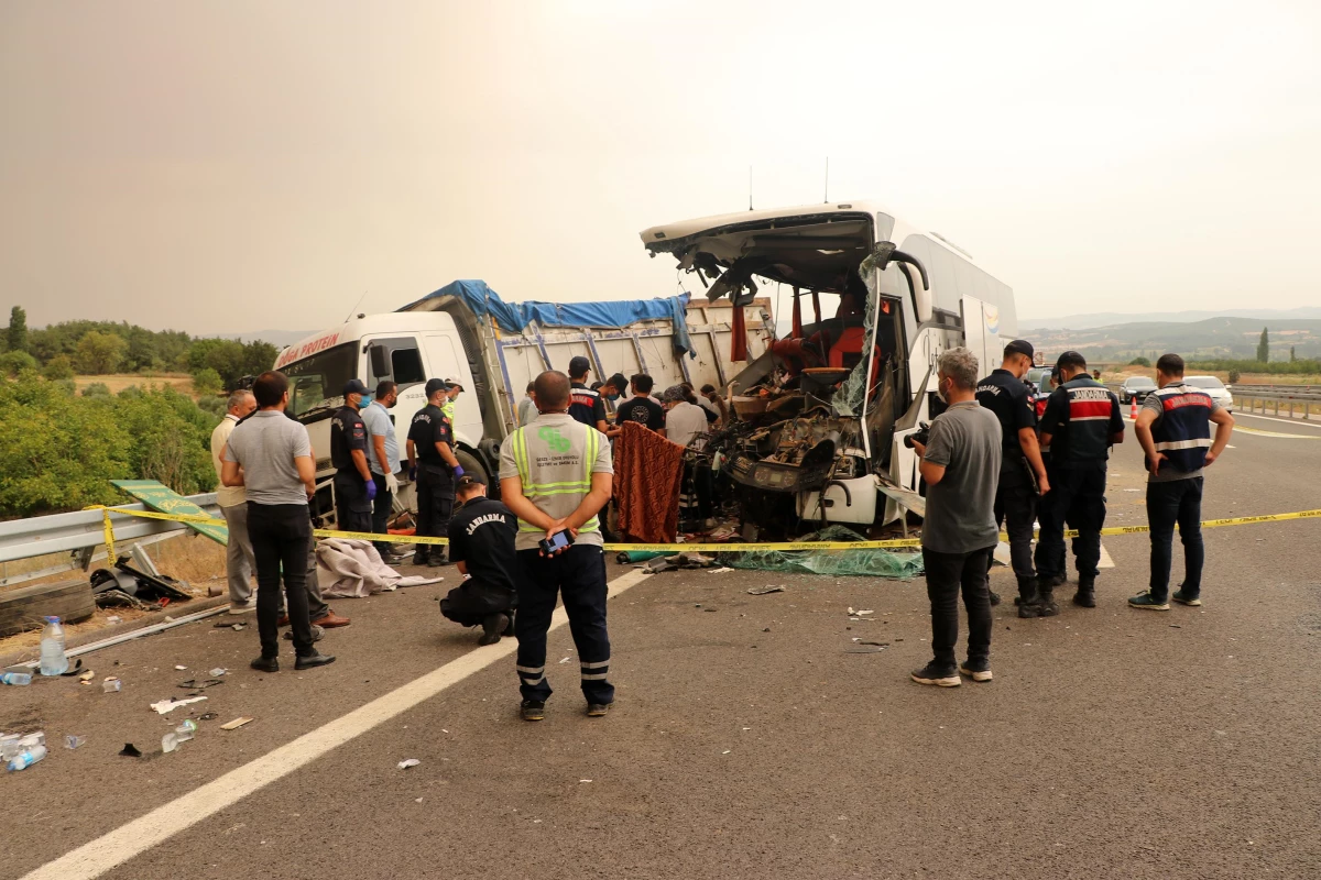 Manisa\'da otobüs tıra çarptı: 6 ölü, 42 yaralı