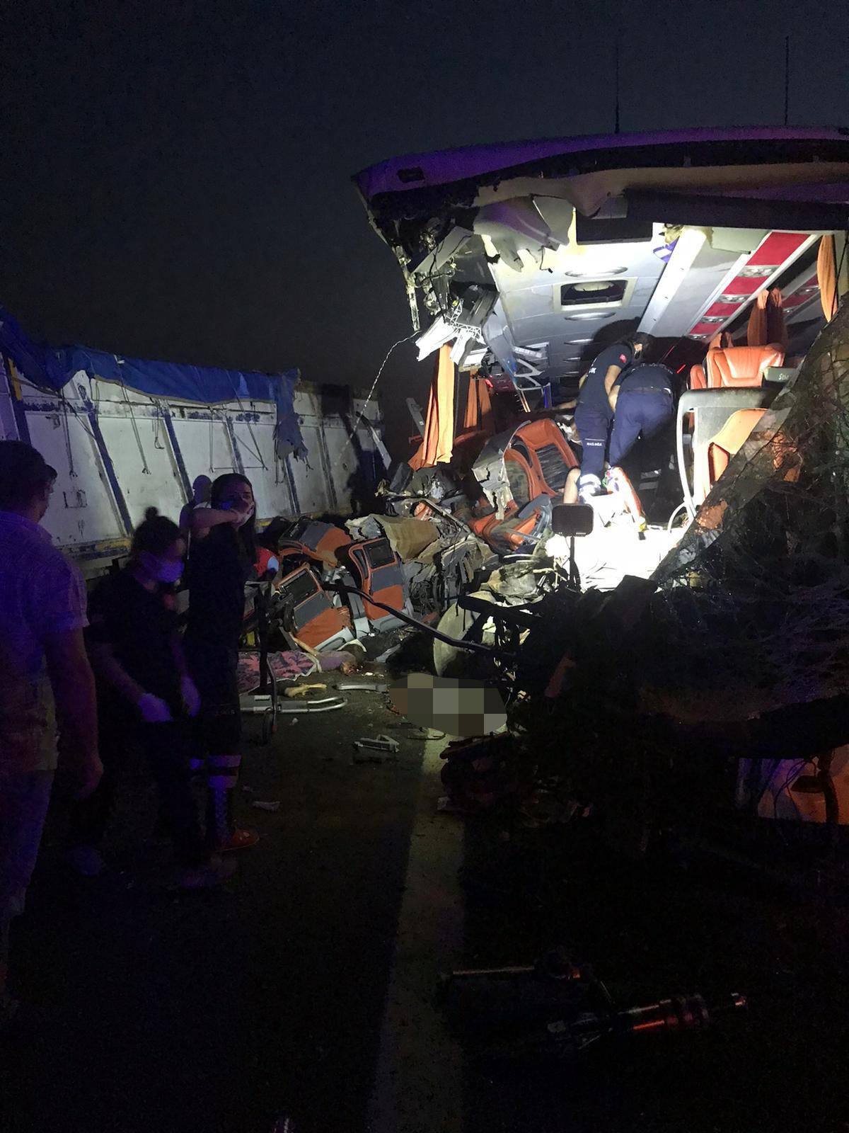 Manisa\'nın Soma ilçesinde tırın otobüse çarpması sonucu ilk belirlemelere göre 9 kişi öldü, 30 kişi yaralandı.