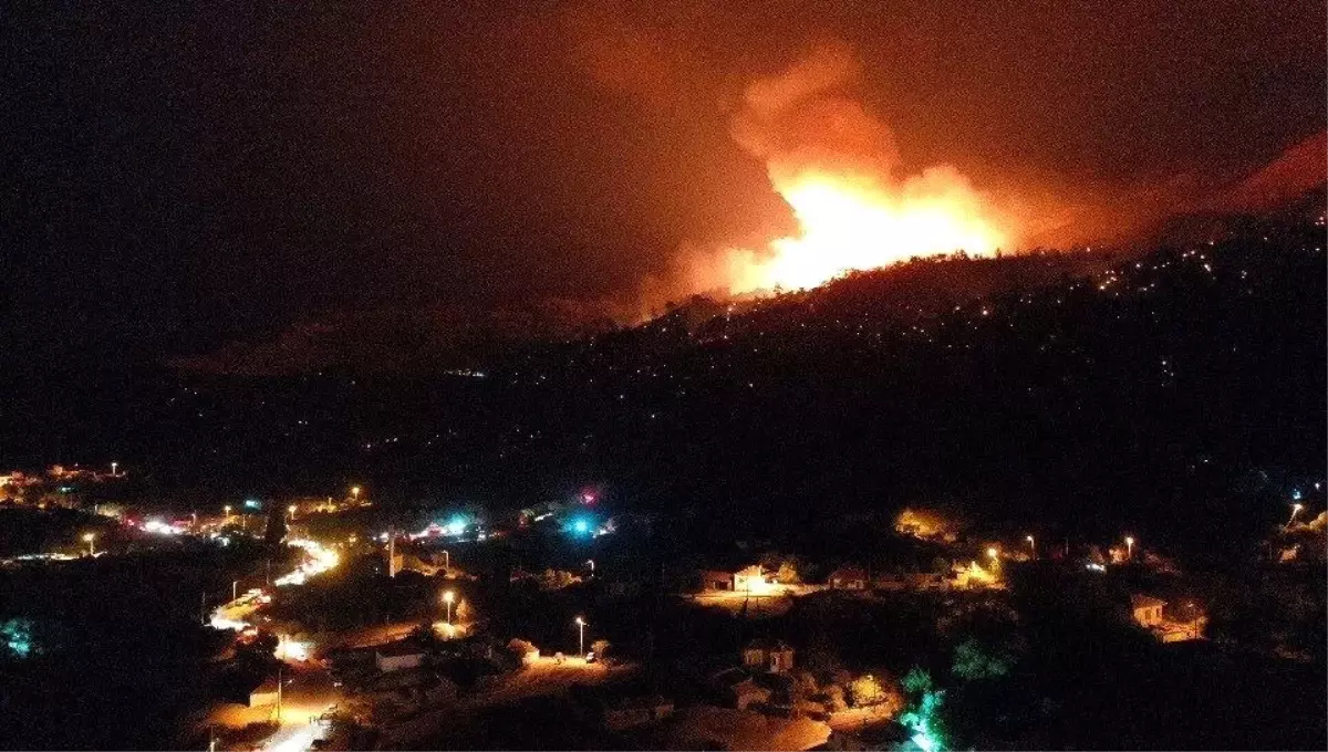 Son dakika haber... Metrelerce yükselen alevler geceyi aydınlattı