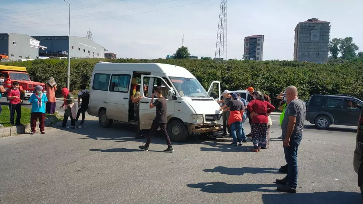 Ordu\'da fındık işçilerini taşıyan minibüs ile hafif ticari araç çarpıştı: 3 yaralı