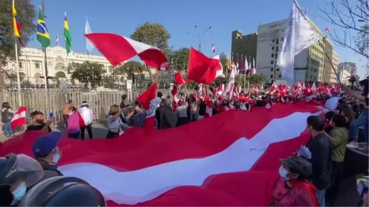 Peru\'da, Devlet Başkanı Castillo karşıtları meclis binası önünde toplandı