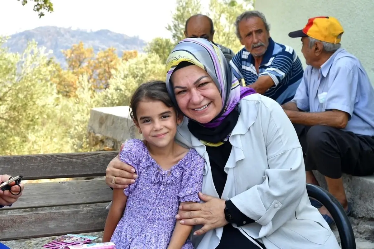 Sancaktepe Belediye Başkanı Döğücü, yardım için geldiği Manavgat\'ta küçük Melike\'ye umut oldu