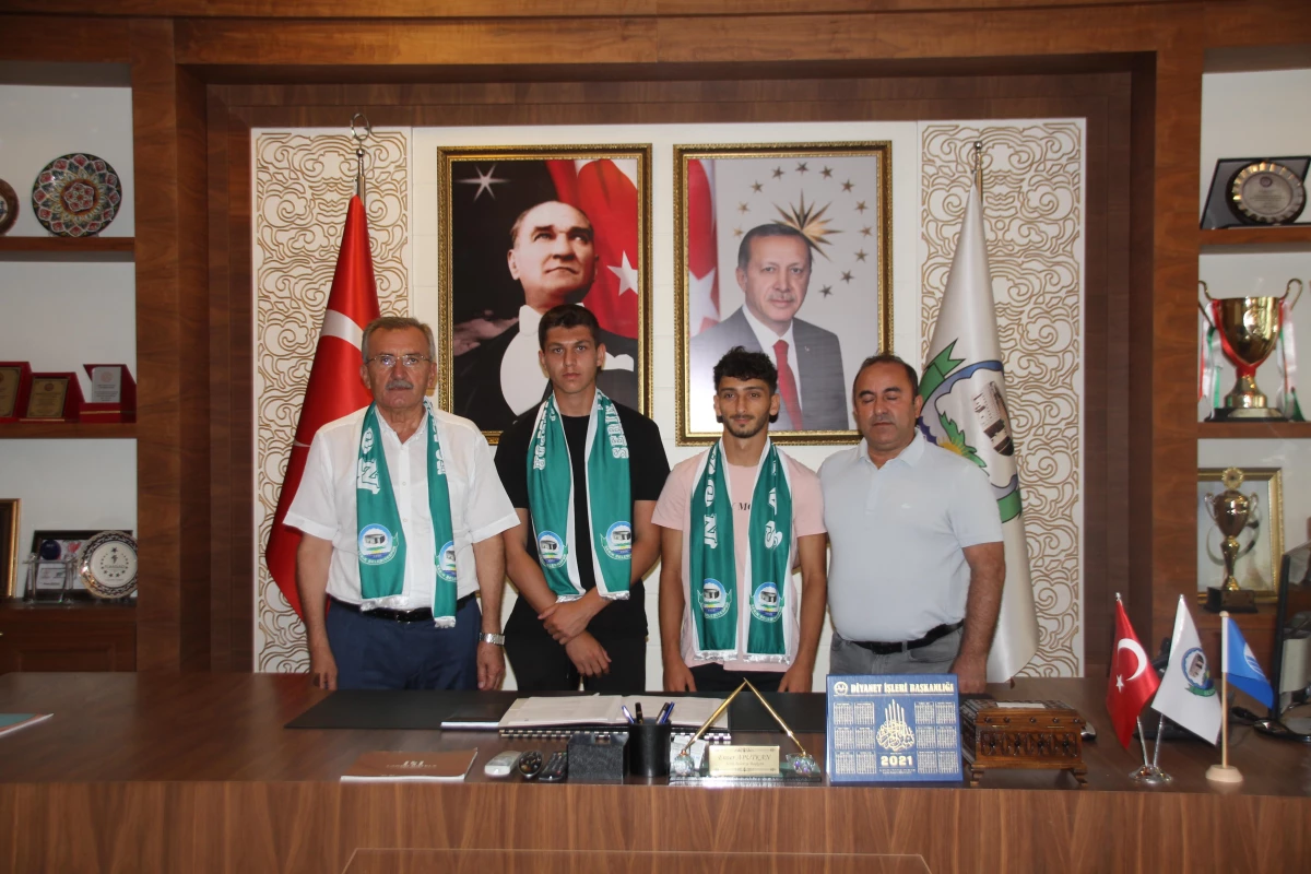 Serik Belediyespor altyapıdan 2 oyuncuyla profesyonel sözleşme imzaladı