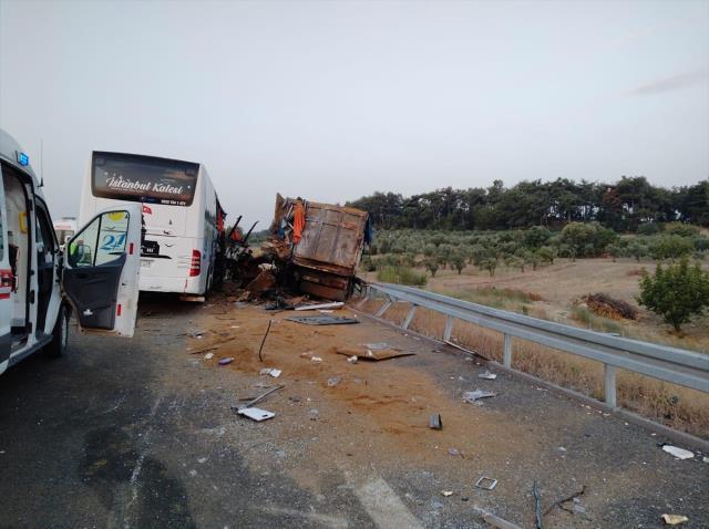 Son Dakika! Manisa Soma'da yolcu otobüsünün tıra çarpması sonucu ilk belirlemelere göre 9 kişi öldü, 30 kişi yaralandı