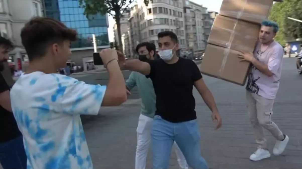 TikTok fenomeninin şakası kötü bitti! Taksim Meydanı\'nda vatandaşlardan tepki topladı