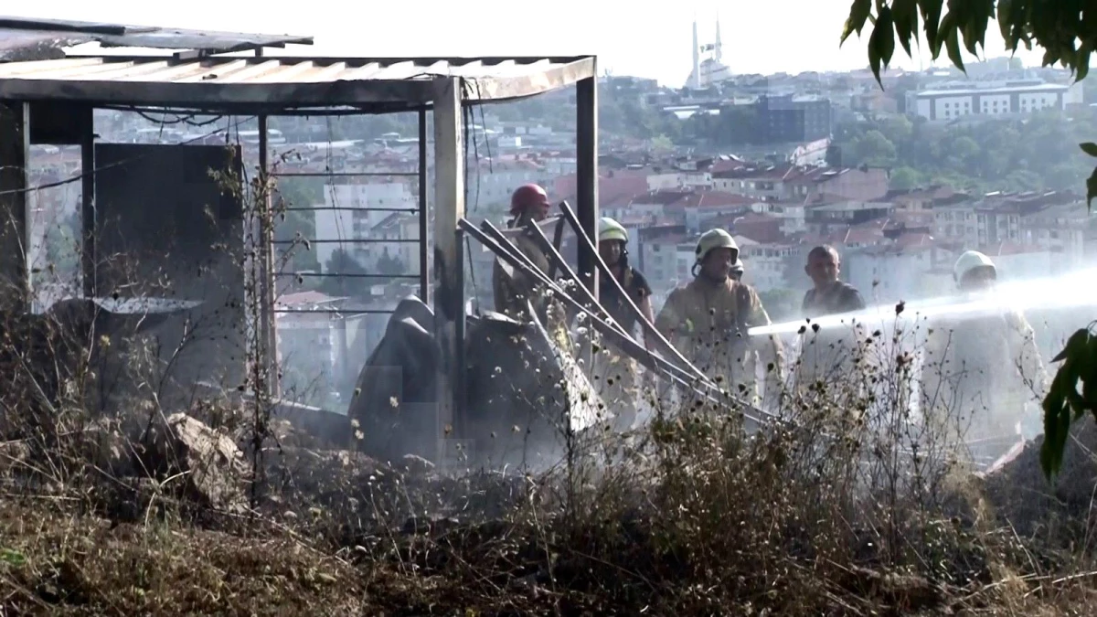 Üsküdar\'da işçilerin kaldığı konteyner alev alev yandı