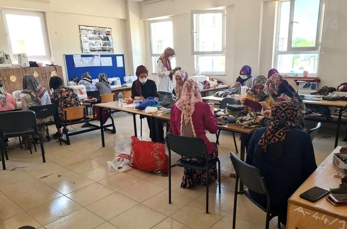 Yangın bölgesindeki kadınlar için şalvar dikiyorlar