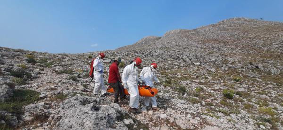 Yaylada mahsur kalan korona şüphelisi çift, ambulans helikopterle alındı