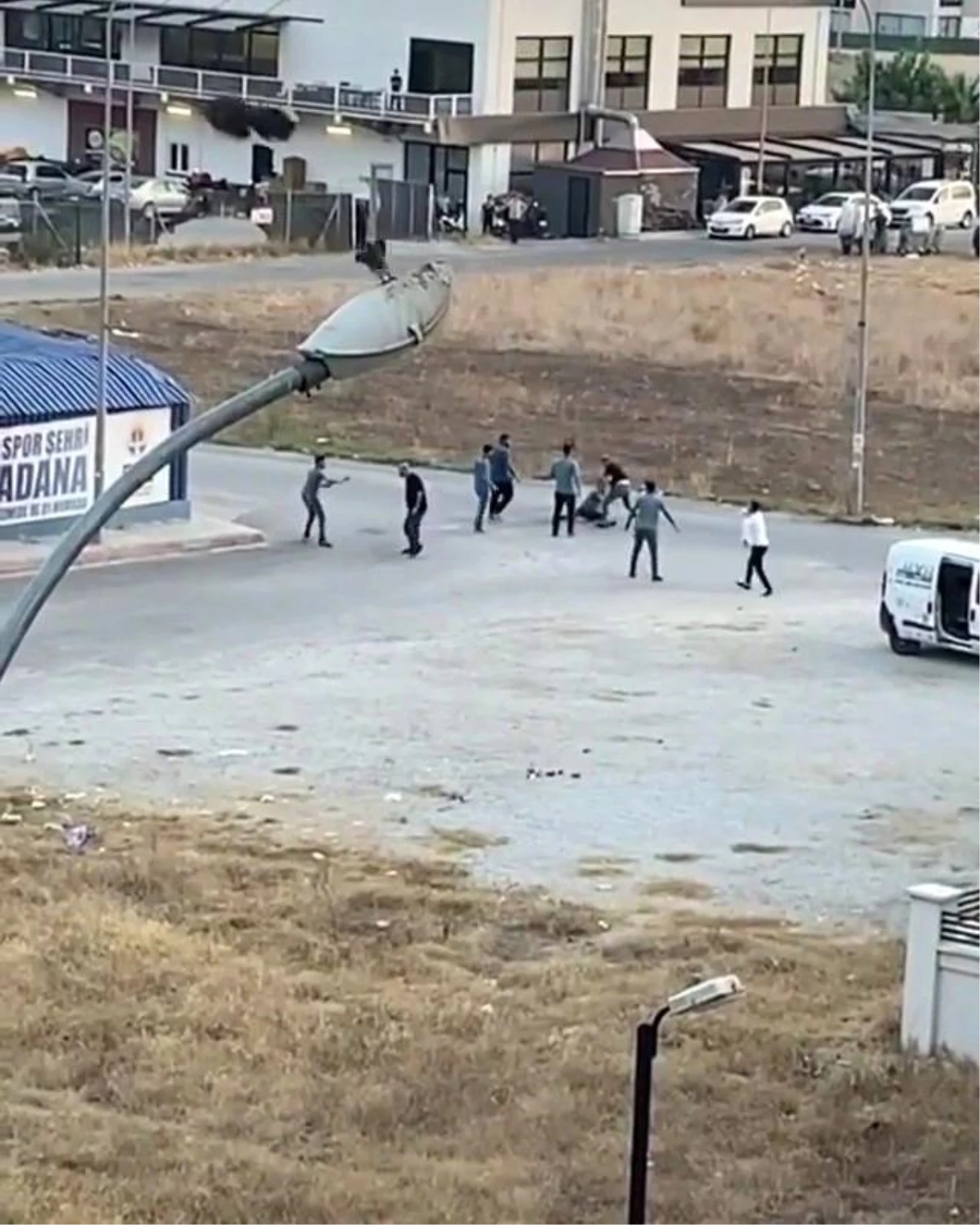 Adana\'da 9 kişinin bıçaklı ve sopalı kavgası kameralara yansıdı