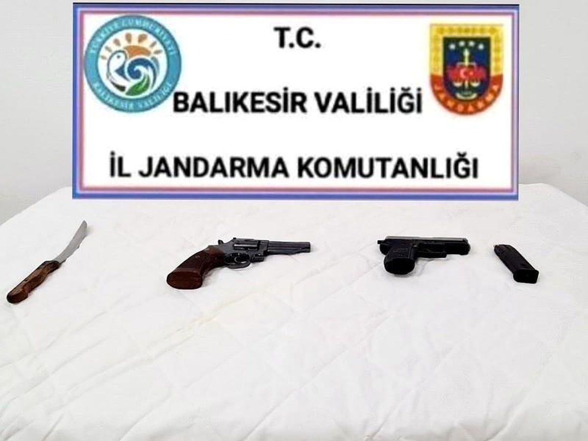 Balıkesir\'de jandarma 13 aranan şahsı yakaladı