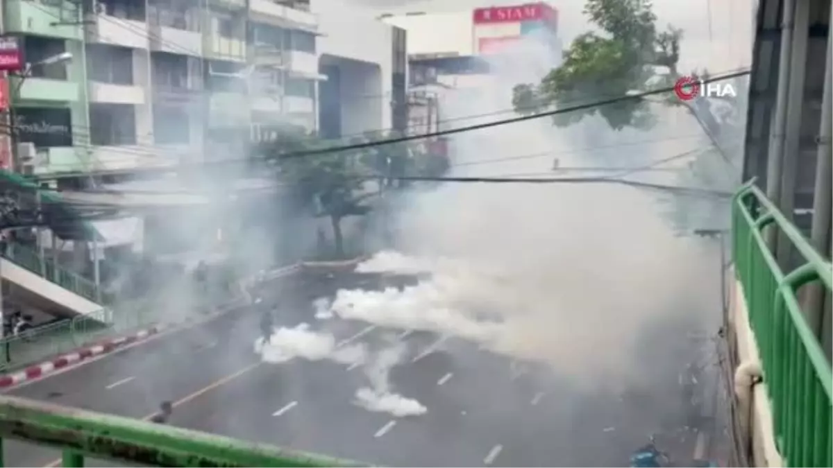 Son dakika haberleri! Bangkok sokakları savaş alanına döndüHükümet karşıtı protestocular ile polis arasında şiddetli çatışma