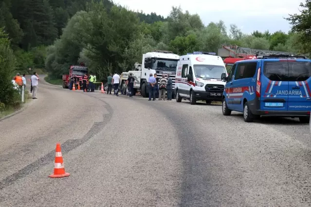 Bolu'da, şarampole devrilen tırın sürücüsü hayatını kaybetti