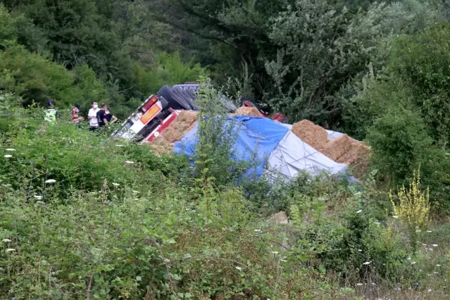 Bolu'da, şarampole devrilen tırın sürücüsü hayatını kaybetti