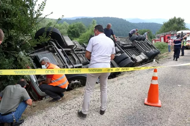 Bolu'da, şarampole devrilen tırın sürücüsü hayatını kaybetti