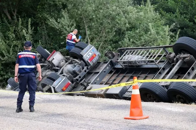 Bolu'da, şarampole devrilen tırın sürücüsü hayatını kaybetti