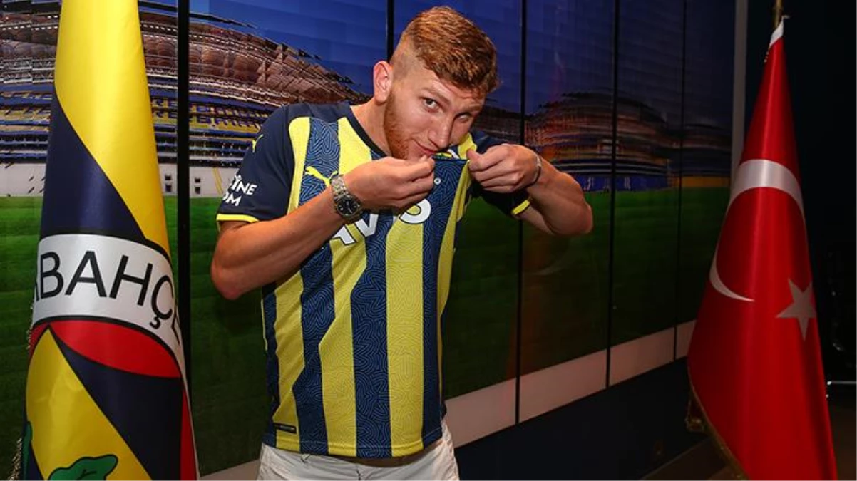 Burak Kapacak, Fenerbahçe\'de! 5 yıllık sözleşmeye imza attı