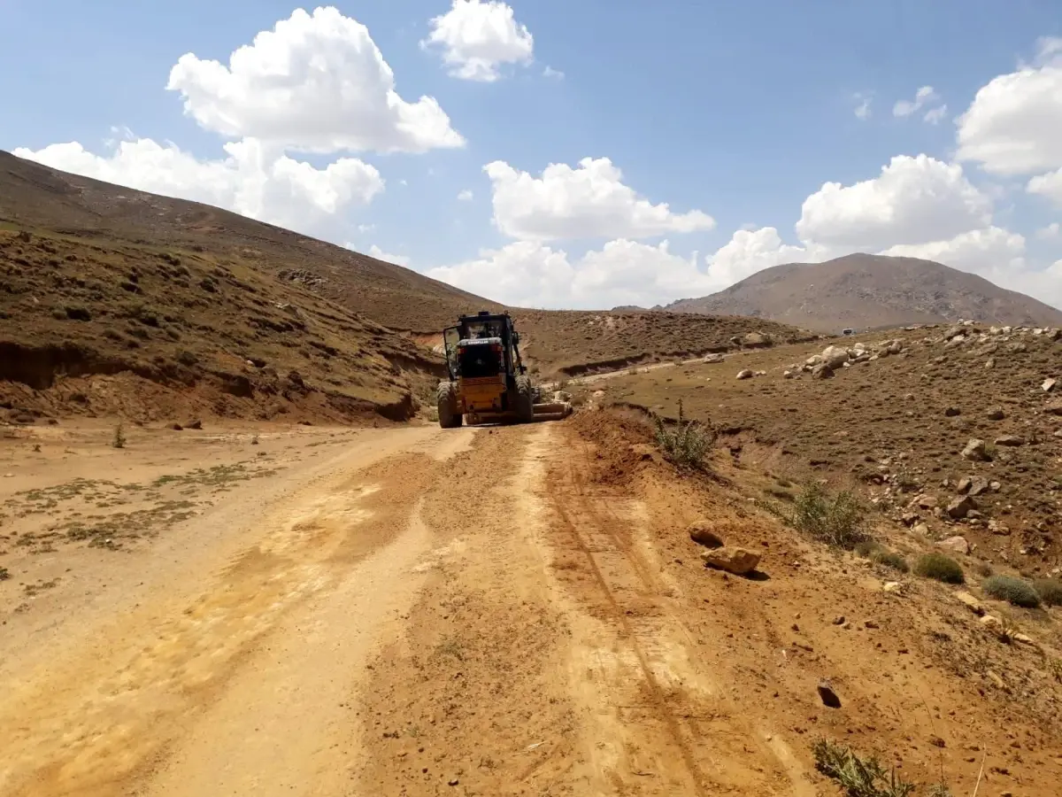 Çaldıran\'da selden dolayı bozulan tarımsal arazi yolları onarılıyor