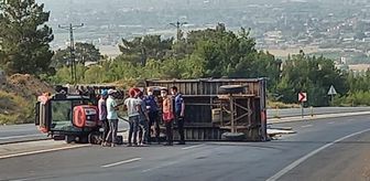 Denizli'de devrilen demir yüklü traktörün römorkundaki 2 kişi yaralandı