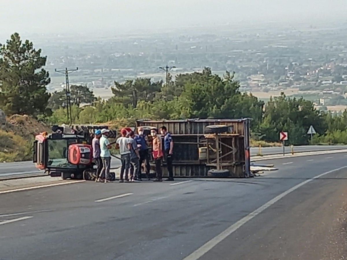 Denizli\'de devrilen demir yüklü traktörün römorkundaki 2 kişi yaralandı