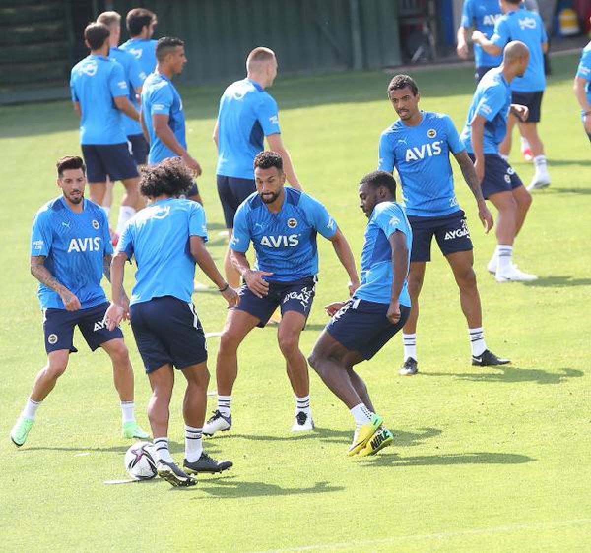 Fenerbahçe\'de Serdar Aziz ve Jose Sosa takımla çalıştı