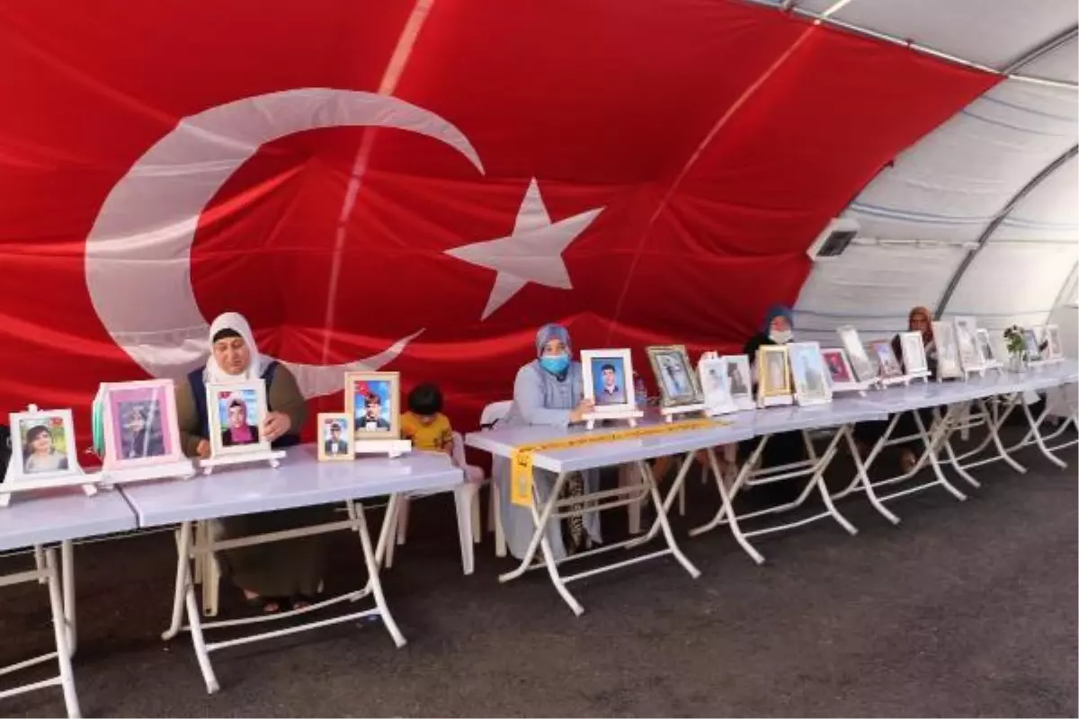 HDP ÖNÜNDE EYLEM YAPAN ANNEDEN OĞLUNA KAÇ ÇOCUK GELİP TESLİM OLDU, SEN DE GEL