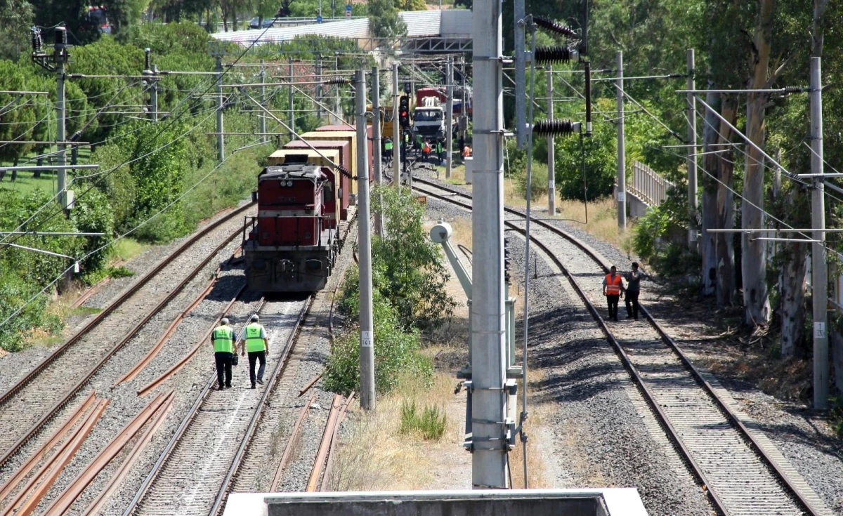 İzmir\'de yük treni raydan çıktı, İZBAN seferleri aksadı