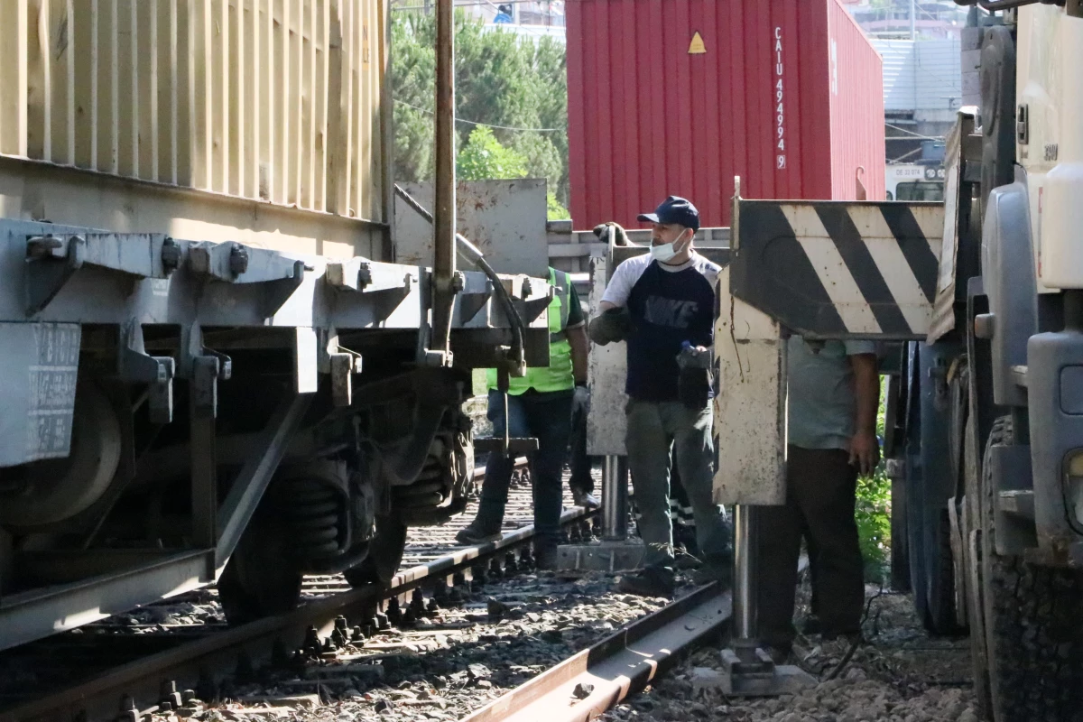 Yük treninin raydan çıkması nedeniyle İZBAN seferleri Halkapınar-Çiğli arasında yapılamıyor