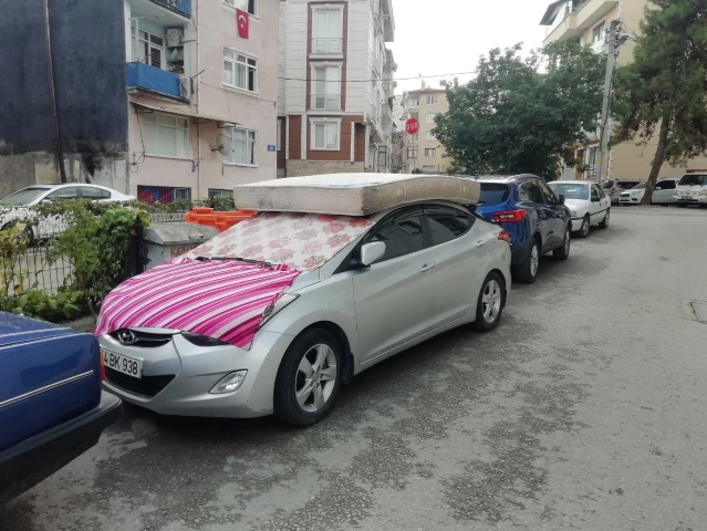 Bazı vatandaşlar araçlarını sağanak ve doluya karşı battaniyelerle korumaya çalıştı