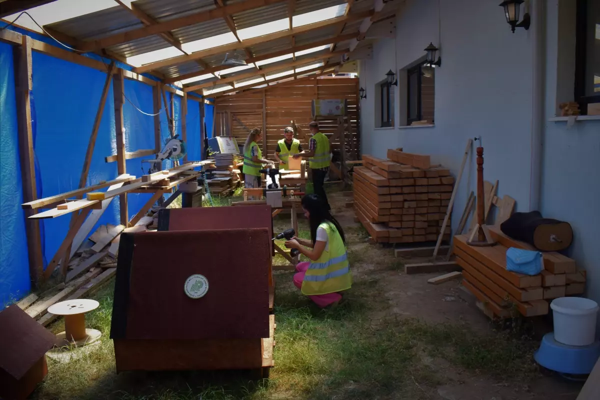 Son dakika haberi: Koronavirüsten kaybettiği eşinin isteğini sokak köpeklerine kulübe yaptırarak yerine getirdi