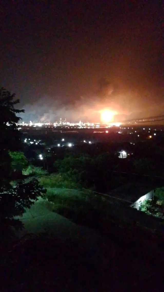 Meksika'da petrol rafinerisinde korkutan yangın Meksika'da petrol rafinerisinde korkutan yangın