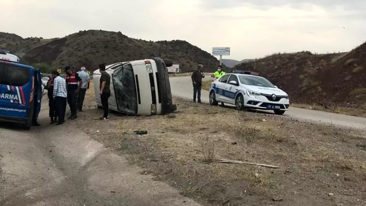 Panelvan minibüs takla attı: 3 yaralı