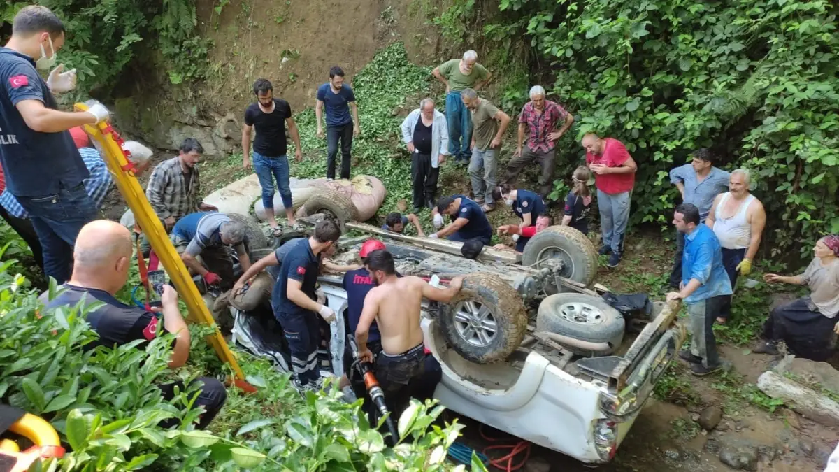 Rize\'de çay yüklü kamyonet dereye devrildi: 5 yaralı