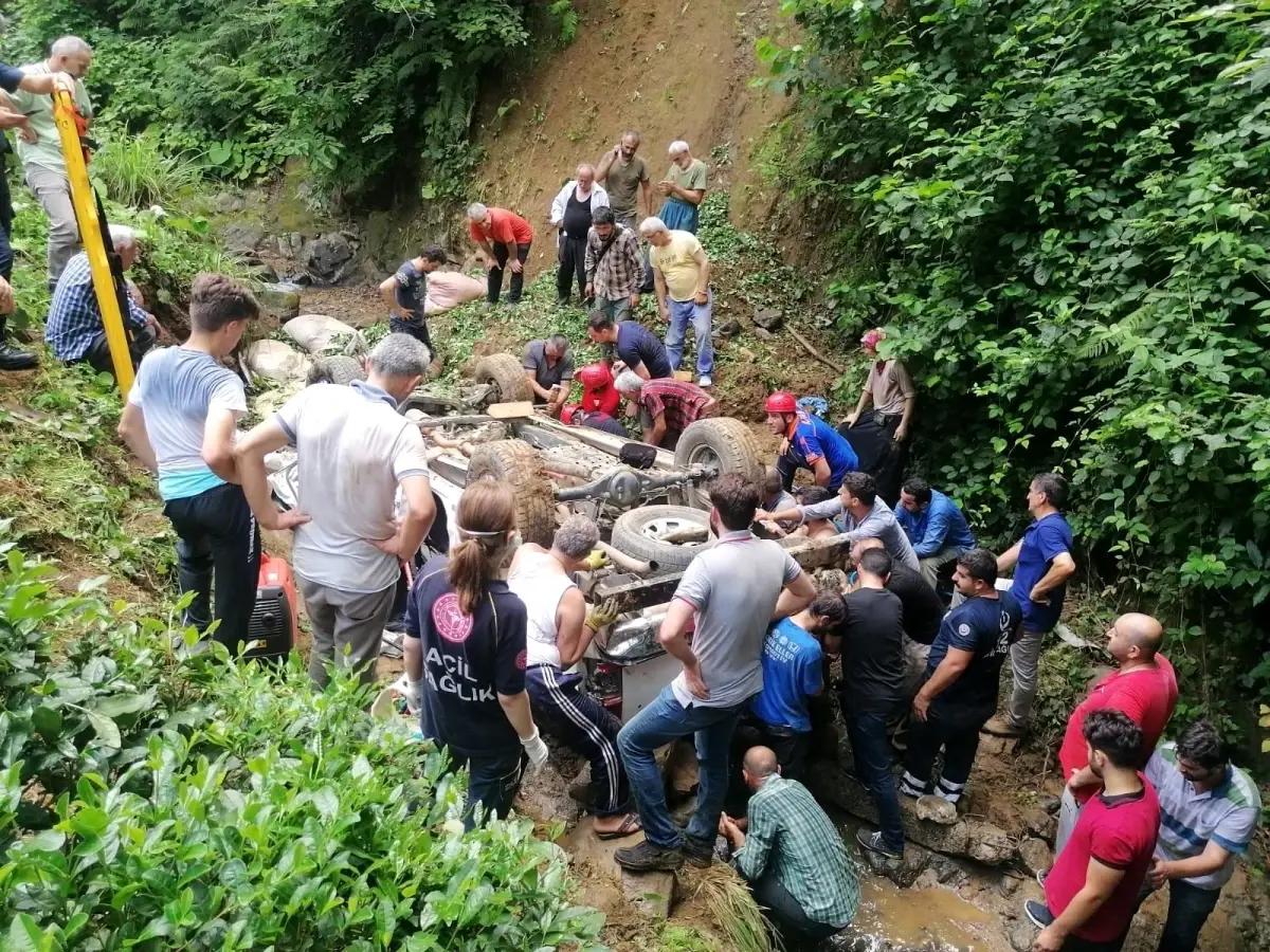 Rize\'de çay yüklü kamyonet dereye yuvarlandı: 5 yaralı