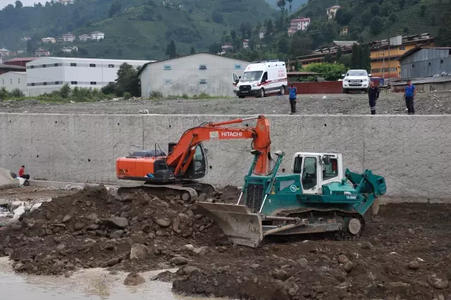 Sel ve heyelanda kaybolan 2 kiiyi arama çalmalar devam ediyor